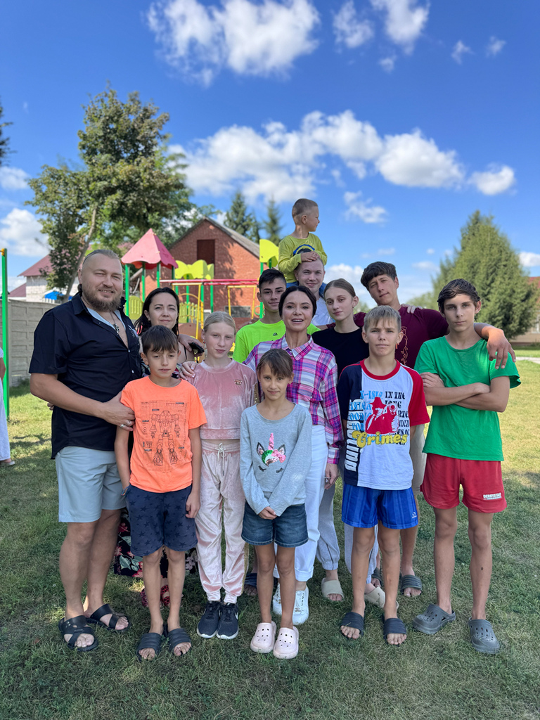 Supports family-type children’s home